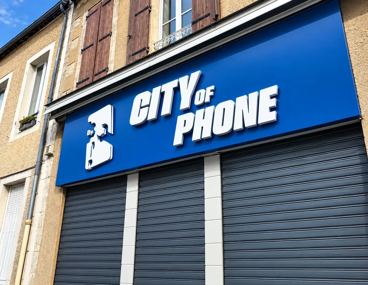 Enseigne City of Phone de jour, lettres blanches en relief posees a distance du panneau bleu