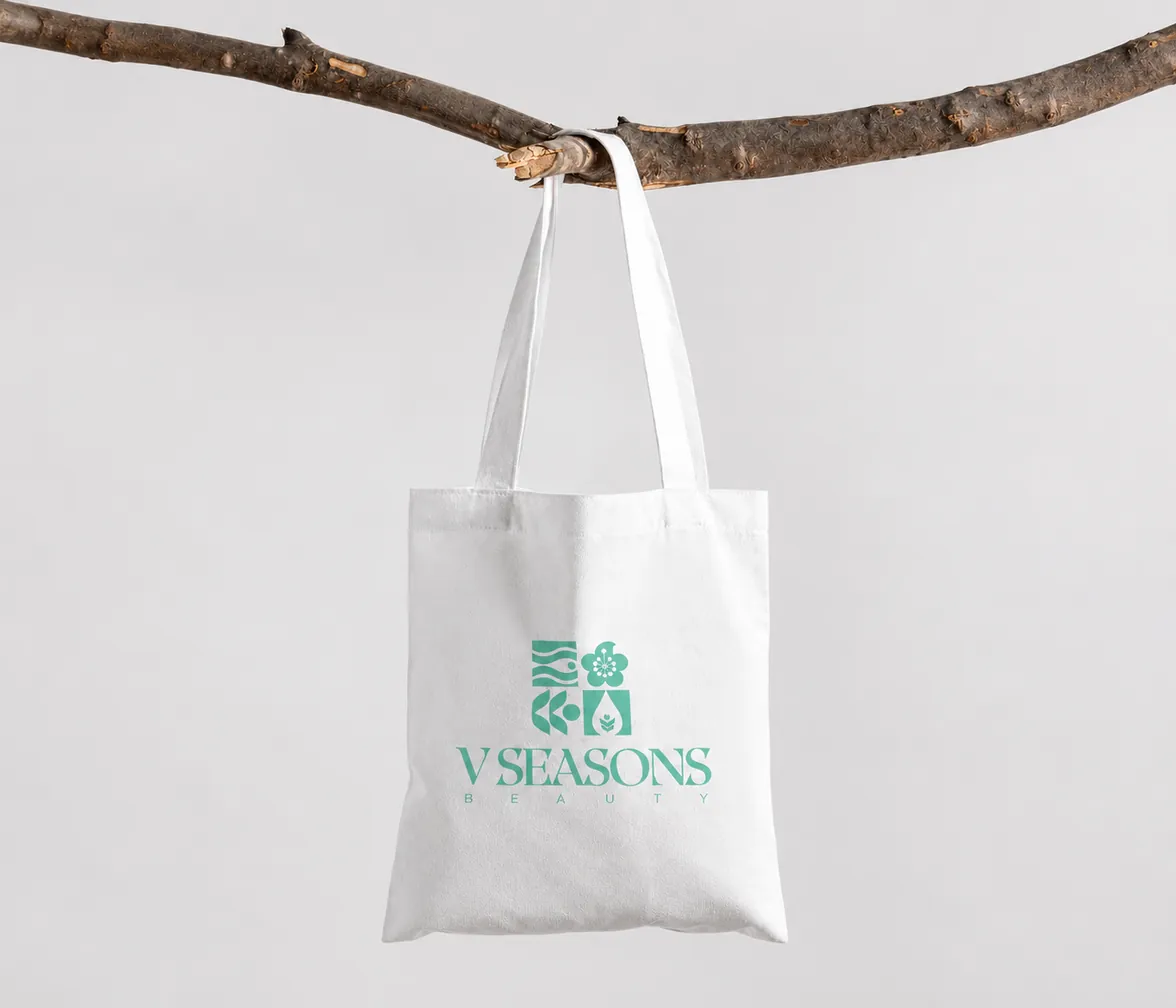 Tote bag V Seasons Beauty sérigraphié au symbole de la marque, identité créée par Aura Production